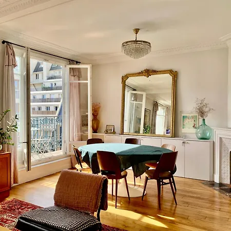 Appartamento Parisian With Balcony